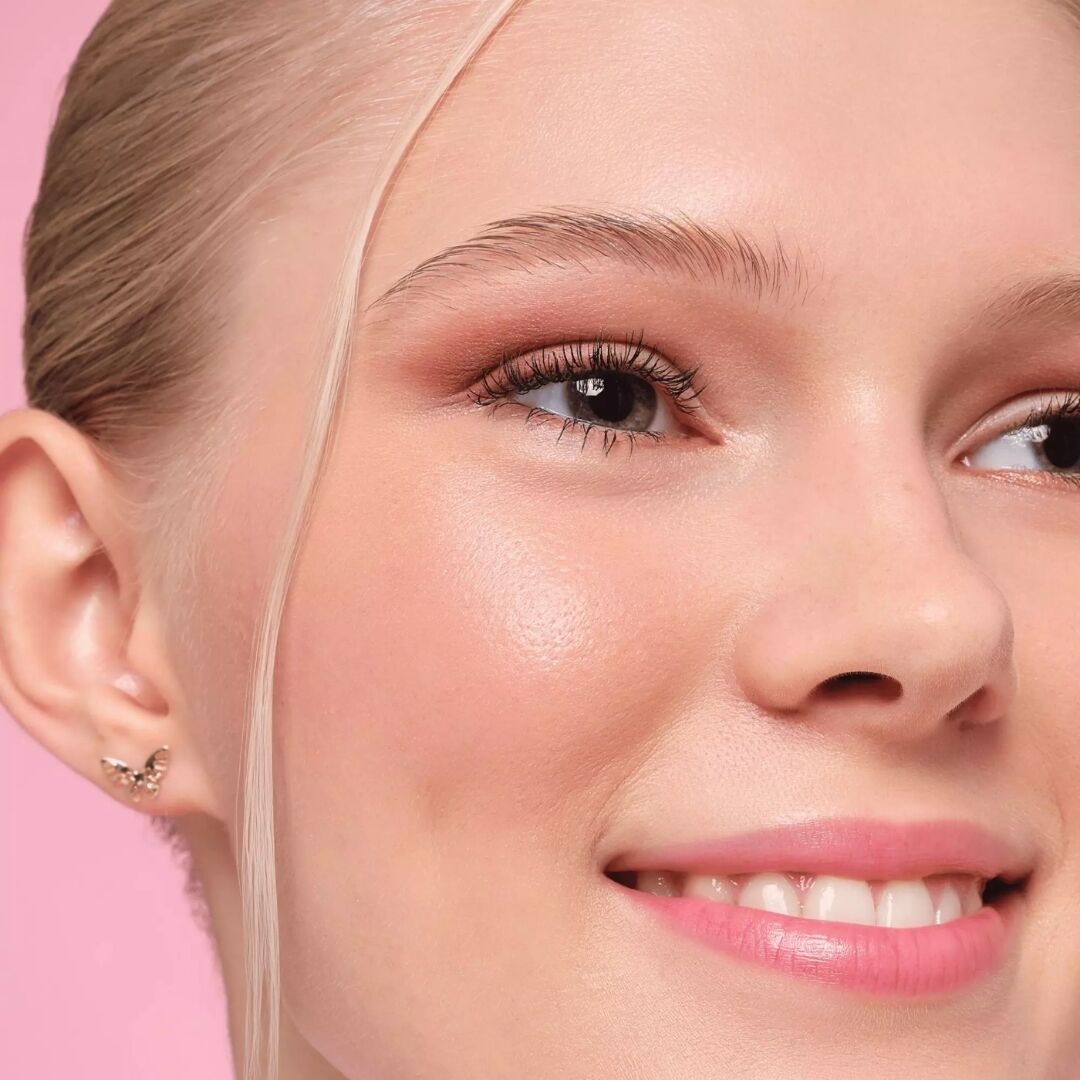 Close-up of a woman's face with Essence Alice in wonderland eyeshadow eyeshadow pallete makeup on